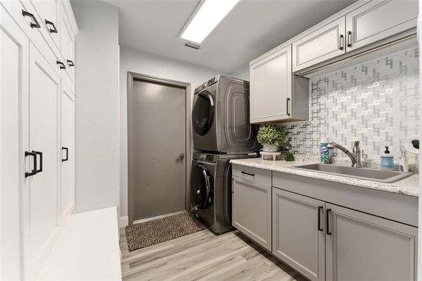 Interior, Washer, Wood Texture Flooring
