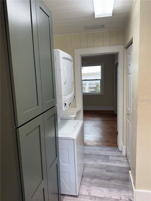 Interior, Utility Closets, Washer, Wood Texture Flooring