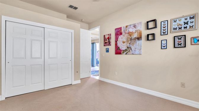 Empty room, Interior