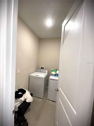 Interior, Recessed Lighting, Washer, Wood Texture Flooring