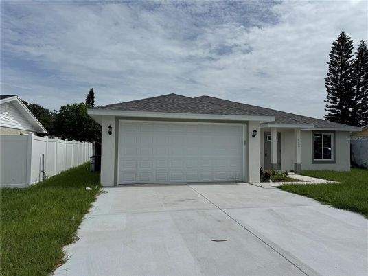 Attached, Exterior, Facade, Ranch