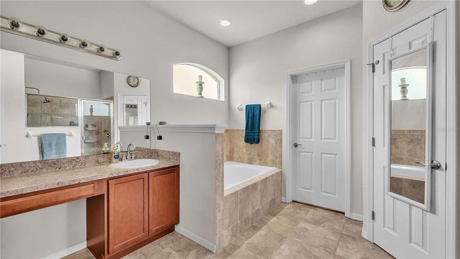 Bathroom, Dual Sink Vanities, Interior, Recessed Lighting