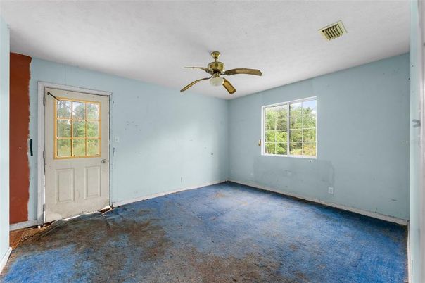 Empty room, Interior