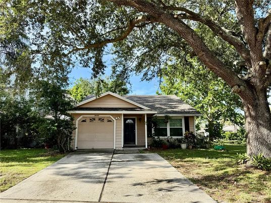 Attached, Exterior, Facade, Ranch