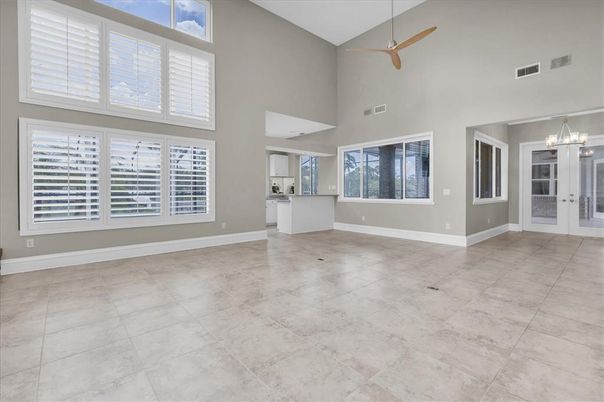 Empty room, Interior
