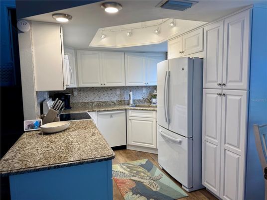 Interior, Kitchen, Recessed Lighting, Water, Wood Texture Flooring