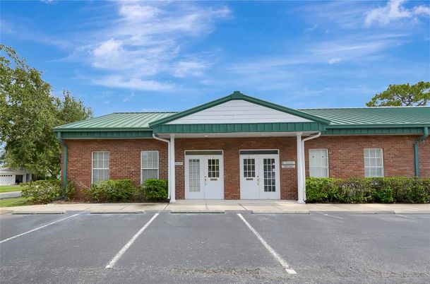 Exterior, Facade, Brick Facade, Ranch