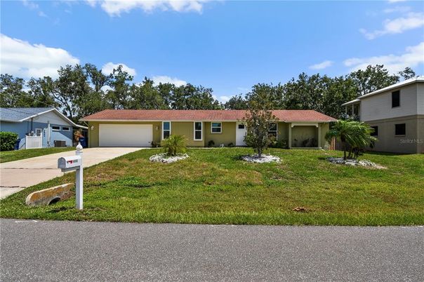 Attached, Exterior, Facade, Ranch