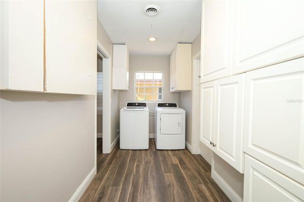 Interior, Recessed Lighting, Washer, Wood Texture Flooring