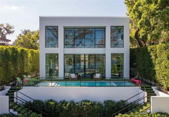 Backyard, Exterior, Facade, Pool, Modern