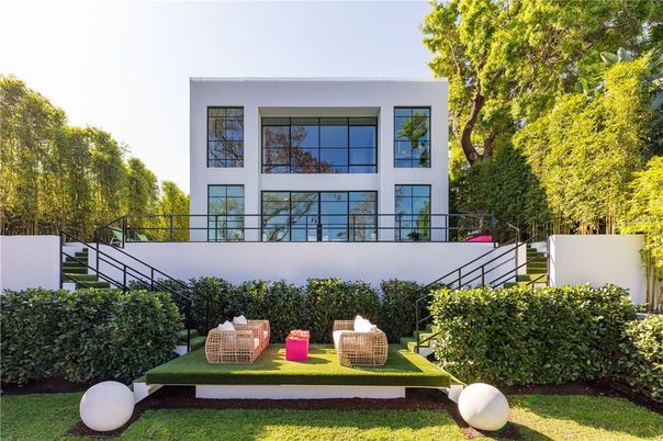 Backyard, Exterior, Facade, Modern