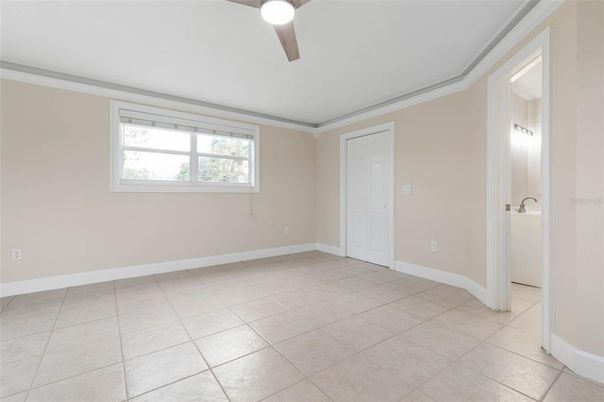 Empty room, Interior