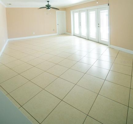 Empty room, Interior