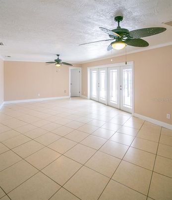 Empty room, Interior