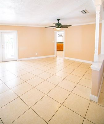 Empty room, Interior