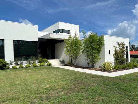 Backyard, Exterior, Facade, Modern