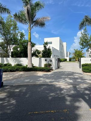 Exterior, Facade, Modern