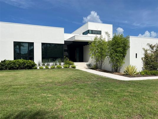 Backyard, Exterior, Facade, Modern