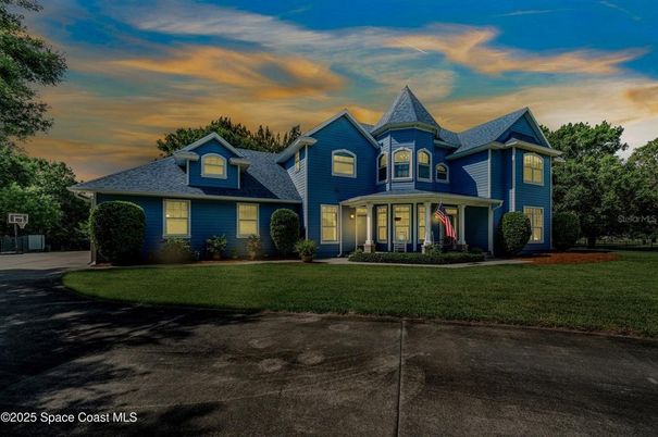 Exterior, Facade, Queen Anne Victorian