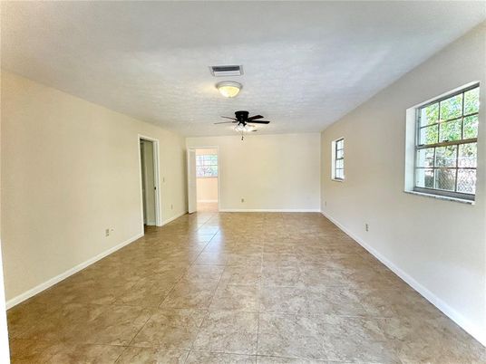 Empty room, Interior