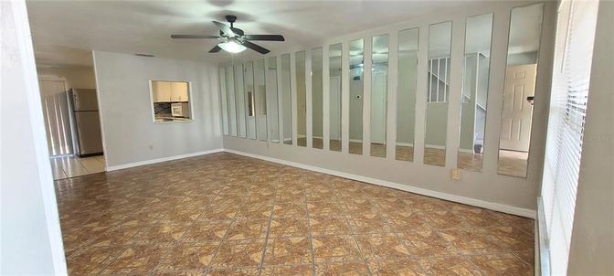 Empty room, Interior