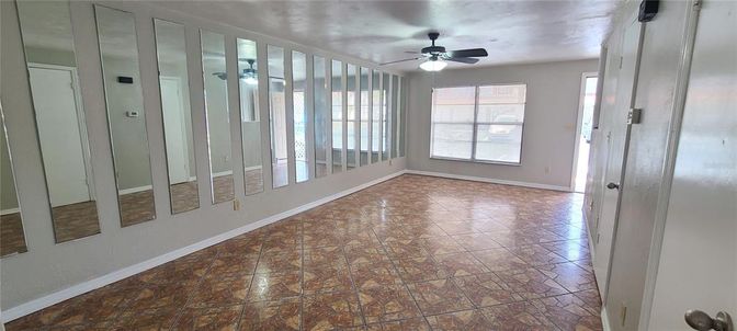 Empty room, Interior