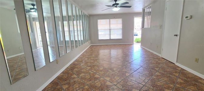 Empty room, Interior