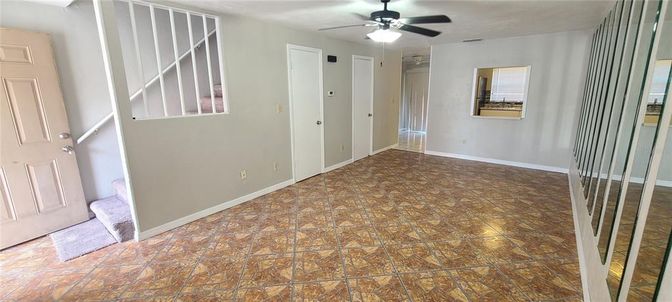 Empty room, Interior