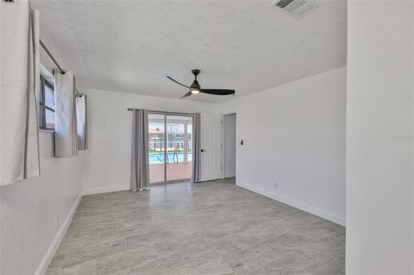 Empty room, Interior