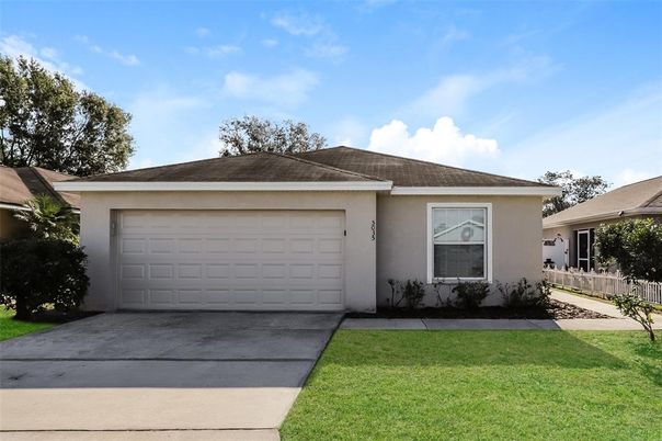 Attached, Exterior, Facade, Ranch