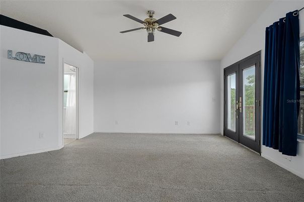 Empty room, Interior