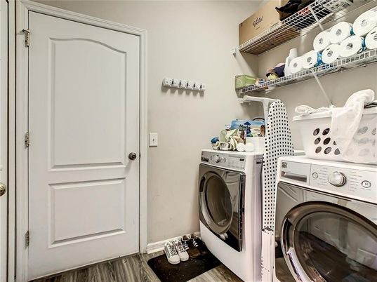 Interior, Washer, Wood Texture Flooring