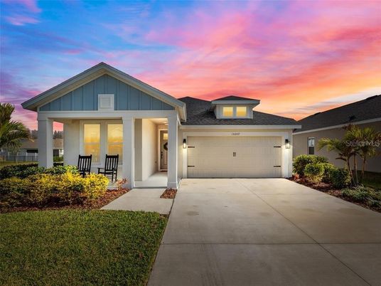 Attached, Exterior, Facade, American Craftsman