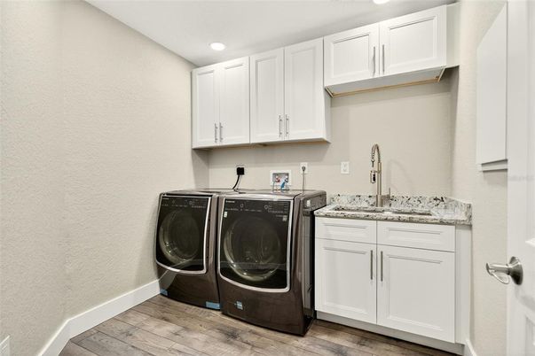 Interior, Recessed Lighting, Washer, Wood Texture Flooring