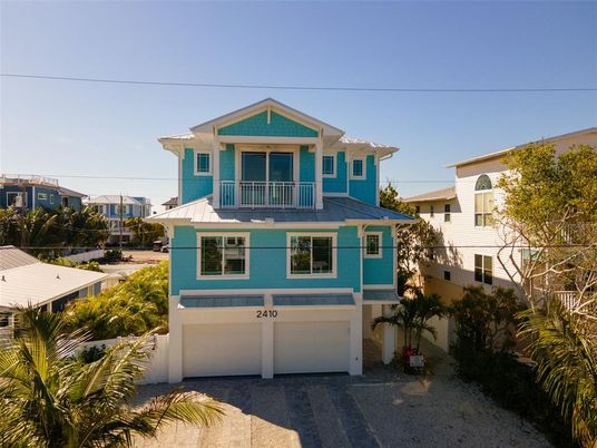 Attached, Exterior, Facade, American Craftsman