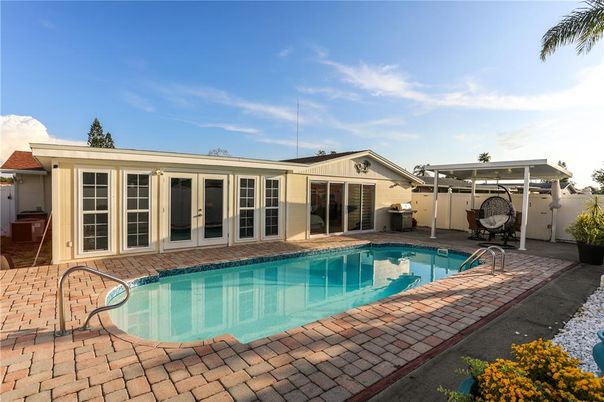 Exterior, Pool