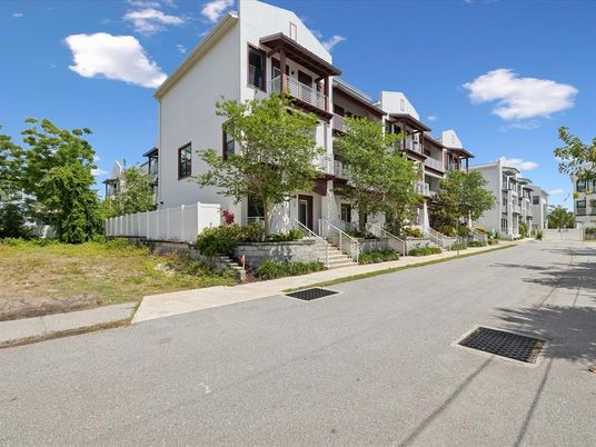 Exterior, Facade, Rowhouse