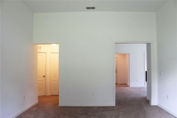 Empty room, Interior