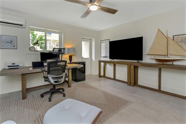 Home Office, Interior
