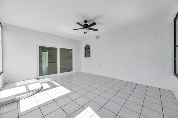 Empty room, Interior