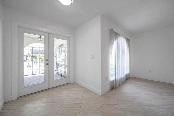 Empty room, Interior