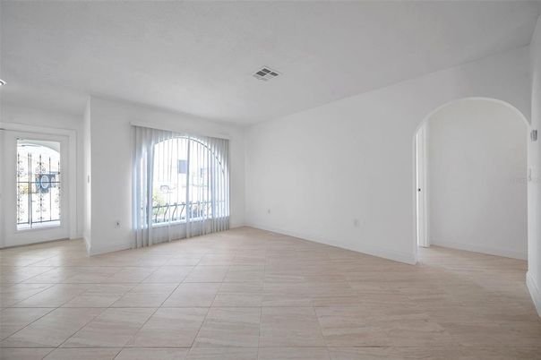 Empty room, Interior