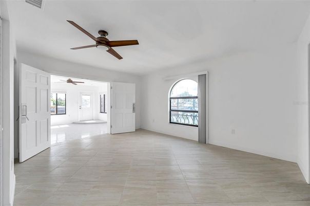 Empty room, Interior