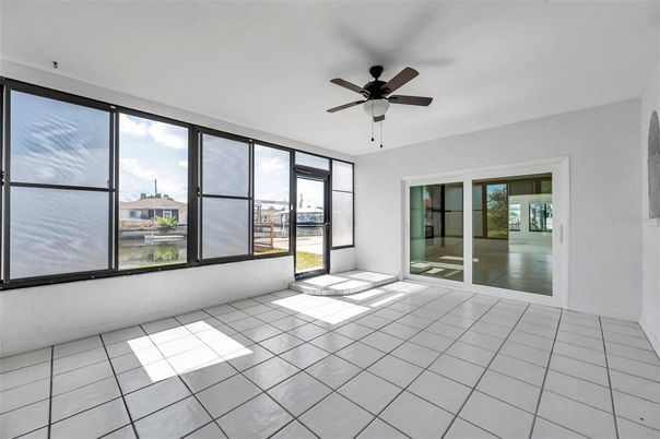 Empty room, Interior, Water