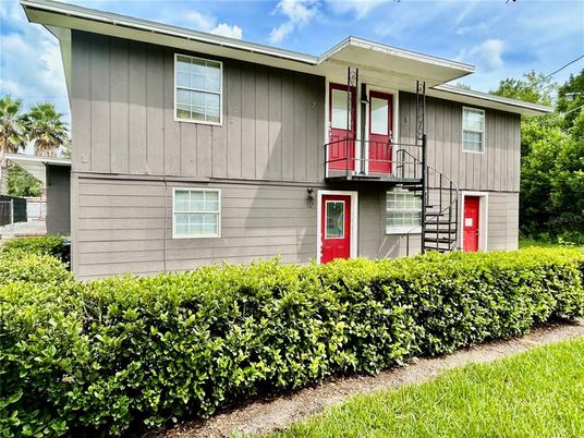 Exterior, Facade, Raised Ranch
