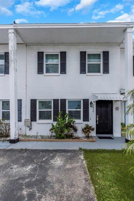 Exterior, Facade, Raised Ranch
