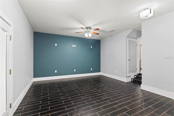 Empty room, Interior