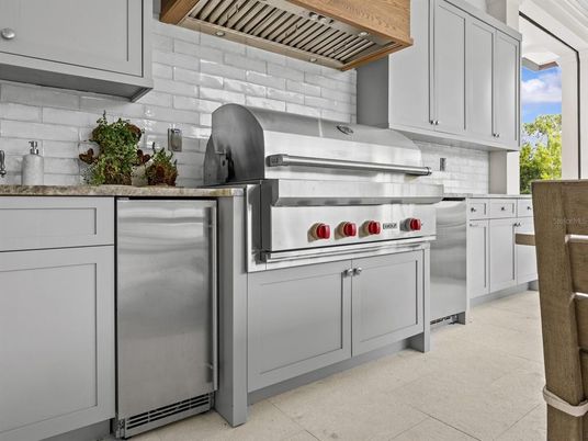 Exterior, Kitchen, Stainless Steel Appliances