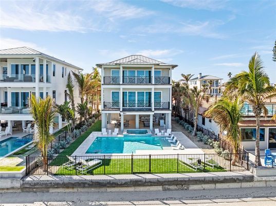 Exterior, Facade, Pool, Queen Anne Victorian