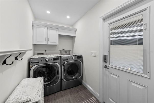 Interior, Recessed Lighting, Washer, Wood Texture Flooring
